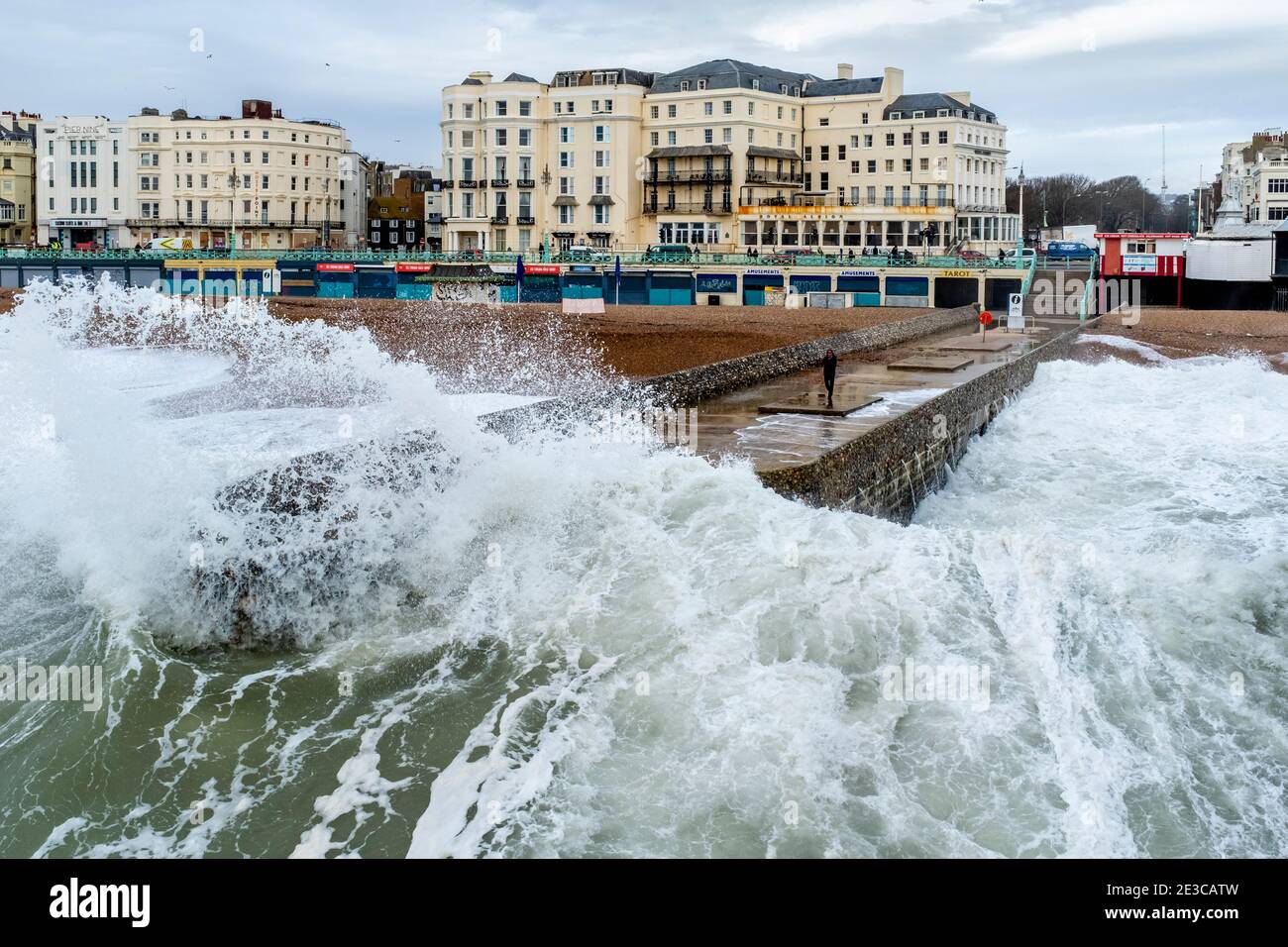 Rough Seas und High Tide in Brighton, East Sussex, Großbritannien. Stockfoto