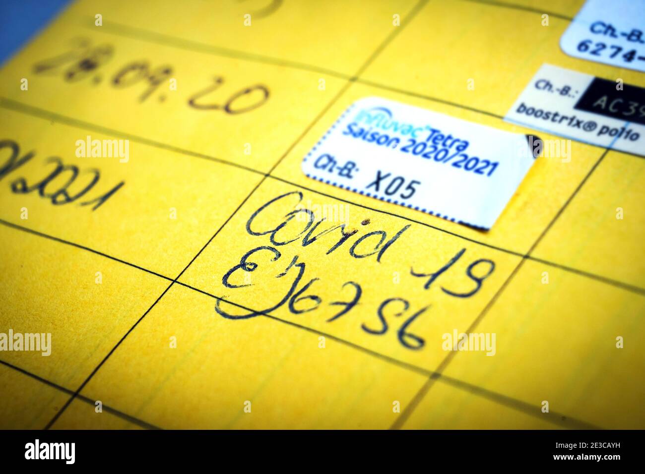 Dortmund, Den 18.1.2021. Corona-Impfung, Einsendung in einem Impuls einer am 3.1.2021 mit dem COVID-19-mRNA-Impuls der Firma BioNTech geimpften Person. --- Dortmund, 18. Januar 2021. Corona-Impfung, Zertifikat in einer Impfkarte einer Person, die am 03/01/2021 mit dem COVID-19 mRNA-Impfstoff von BioNTech geimpft wurde. Stockfoto