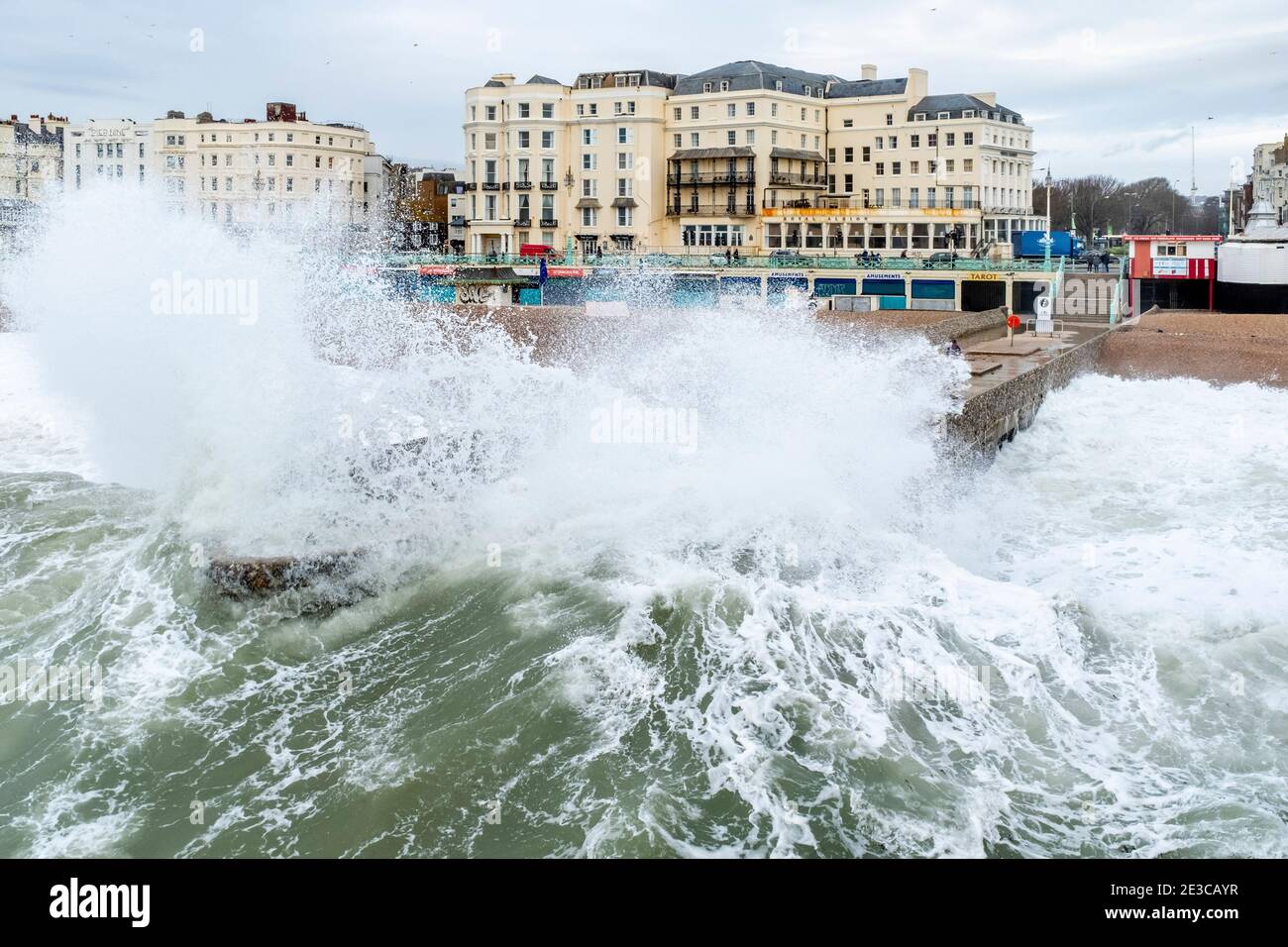 Rough Seas und High Tide in Brighton, East Sussex, Großbritannien. Stockfoto