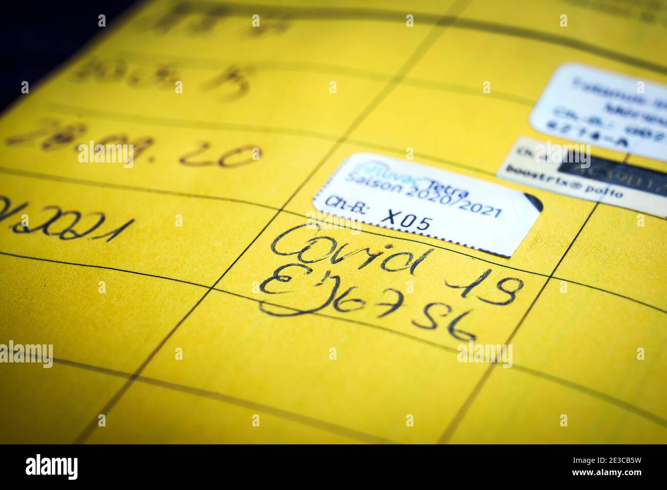 Dortmund, Den 18.1.2021. Corona-Impfung, Einsendung in einem Impuls einer am 3.1.2021 mit dem COVID-19-mRNA-Impuls der Firma BioNTech geimpften Person. --- Dortmund, 18. Januar 2021. Corona-Impfung, Zertifikat in einer Impfkarte einer Person, die am 03/01/2021 mit dem COVID-19 mRNA-Impfstoff von BioNTech geimpft wurde. Stockfoto