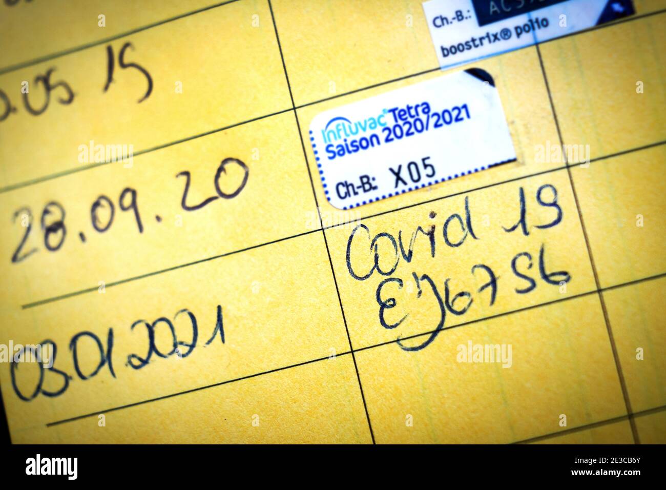Dortmund, Den 18.1.2021. Corona-Impfung, Einsendung in einem Impuls einer am 3.1.2021 mit dem COVID-19-mRNA-Impuls der Firma BioNTech geimpften Person. --- Dortmund, 18. Januar 2021. Corona-Impfung, Zertifikat in einer Impfkarte einer Person, die am 03/01/2021 mit dem COVID-19 mRNA-Impfstoff von BioNTech geimpft wurde. Stockfoto