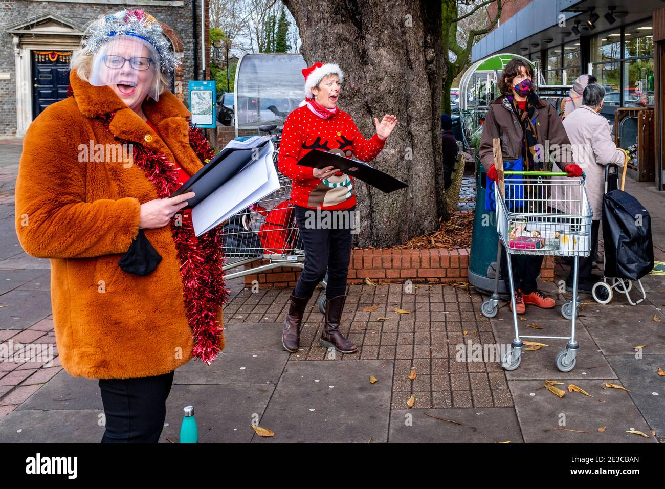 Lokale Frauen Sing Weihnachtslieder an EINEM Food Bank Collection Point außerhalb des Waitrose Supermarket, Lewes, East Sussex, Großbritannien. Stockfoto