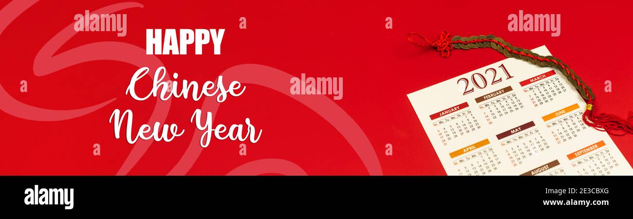 Happy Chinese New Year 2021 Grußbanner, roter Hintergrund und Kalender mit Text und Dekorationen Stockfoto