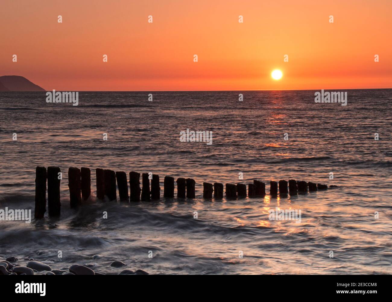 Sonnenuntergang über der Bucht von porlock Bossington Strand, Porlock, Somerset, Großbritannien Stockfoto