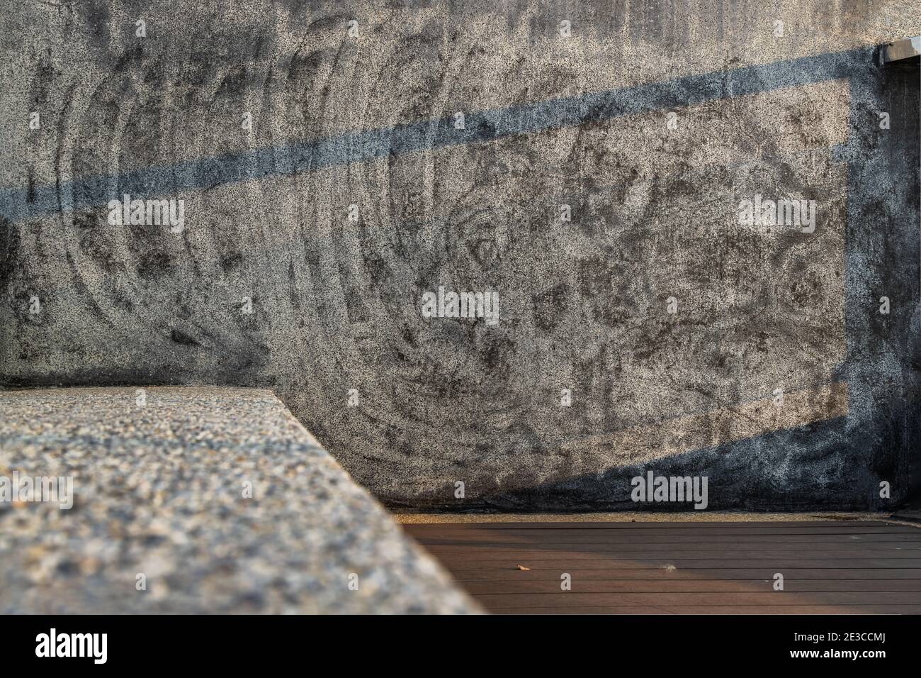 Strukturierte Oberfläche von alten grauen Betonwand für Hintergrund. Kopierbereich, kein Fokus, speziell. Stockfoto