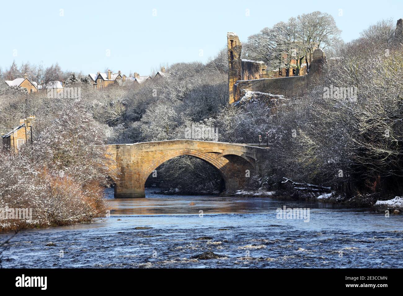 Die County Bridge und River Tees mit dem Schloss von Barnard Castle im Winter, Teesdale, County Durham, England, Großbritannien Stockfoto