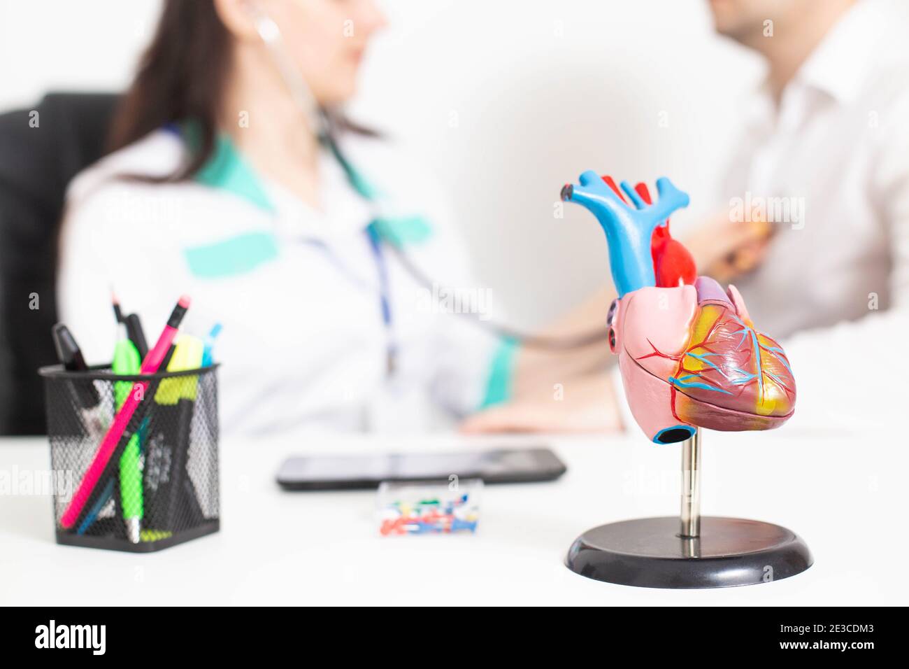 Der Arzt hört auf das Herz des Patienten auf Herzfehler und angeborene Herzfehler. Kardiovaskuläre Behandlung, Hintergrund Stockfoto