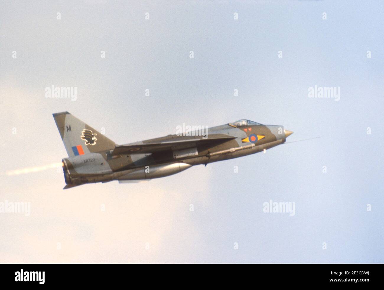 1976 RAF Finningley Air Display Airshow 1976 Jet Fighter Flugzeug, ein englischer Electric Lightning XR720 fliegen über RAF Finningley Flugplatz Doncaster South Yorkshire England GB Europa Stockfoto