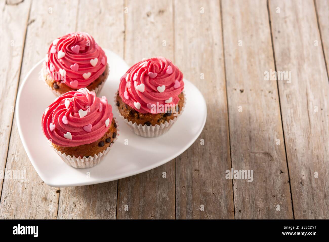 Cupcakes verziert mit Zuckerherzen zum Valentinstag auf Holz Tabelle ...