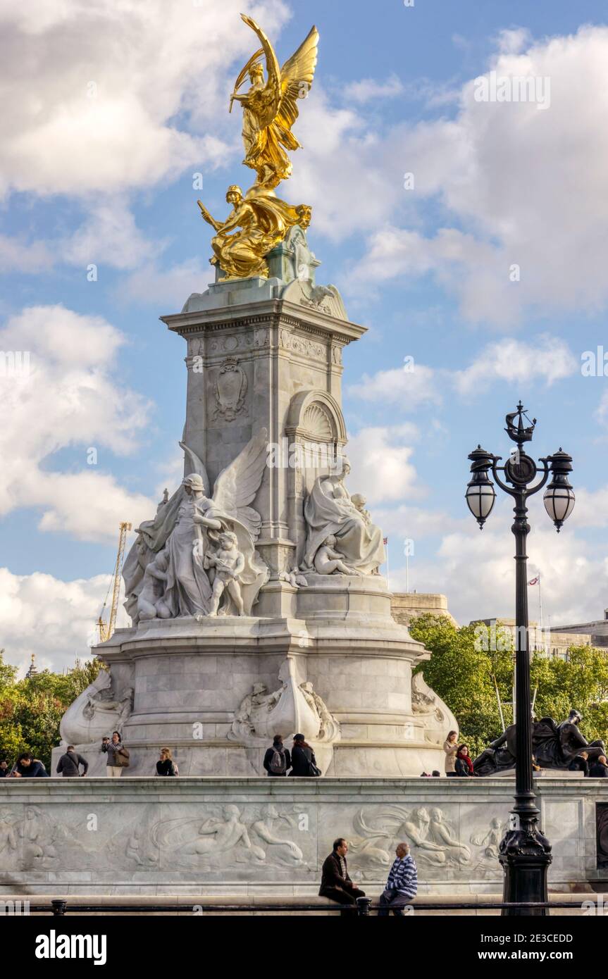 Das Victoria Memorial am Ende der Mall vor dem Buckingham Palace, London. Stockfoto