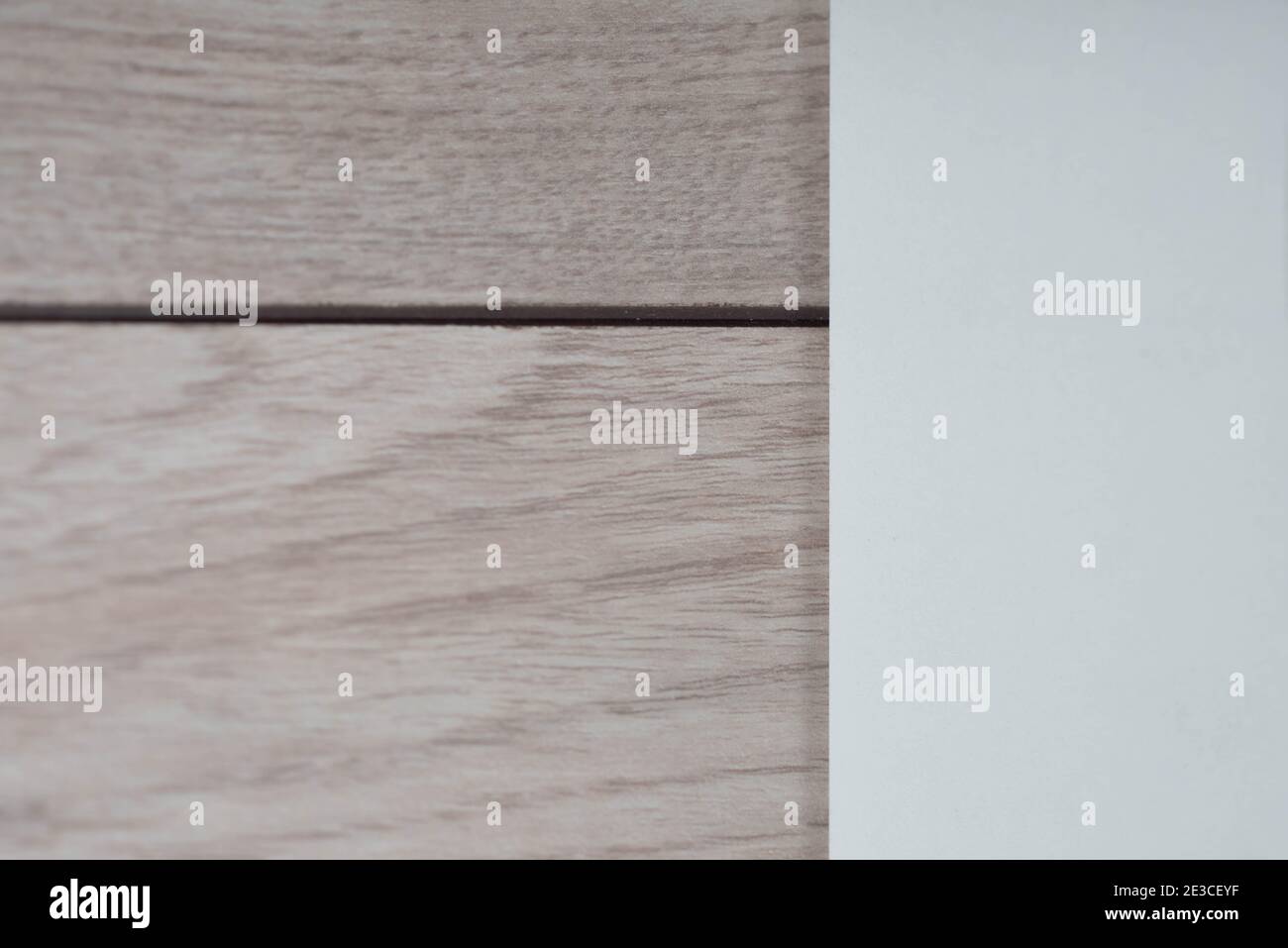 Draufsicht auf leeres weißes Papier blanck auf Holztisch. Nahaufnahme. Stockfoto