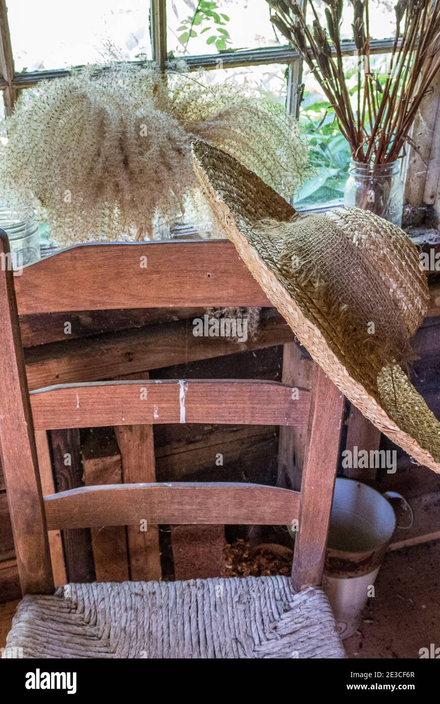 Ein Hut und ein Stuhl Stockfoto