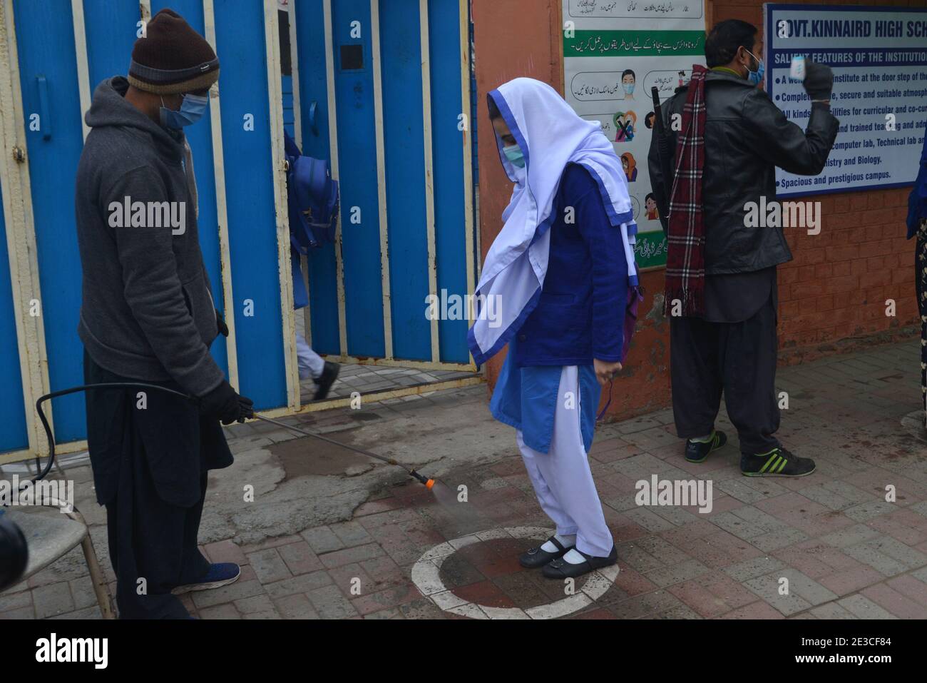 Pakistanische Schüler tragen Gesichtsmasken, um ihren ersten Schultag mit SOP,s, an der Govt kinnaird High School in Lahore zu besuchen Stockfoto
