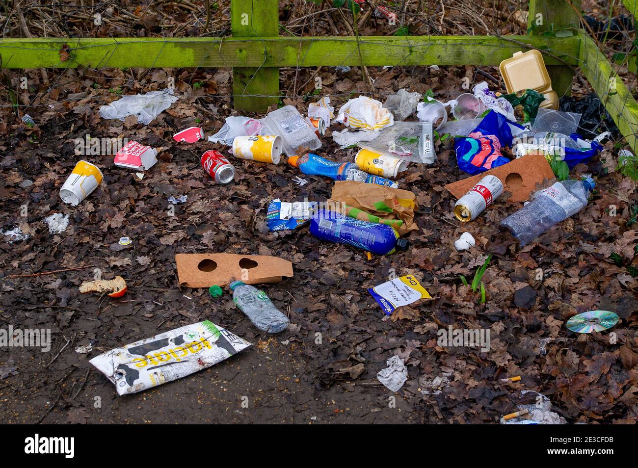 Slough, Berkshire, Großbritannien. Januar 2021. Gestern war es ein sehr geschäftiges Tag für Wanderer, die ihre Übungen am Jubilee River machen. Leider ließen viele Menschen Müll verstreut auf dem Boden liegen, anstatt ihren Müll mit nach Hause zu nehmen. Abfall und fliegendes Kippen in der Gegend waren während der Covid-19 Lockdown merklich schlimmer. Quelle: Maureen McLean/Alamy Stockfoto