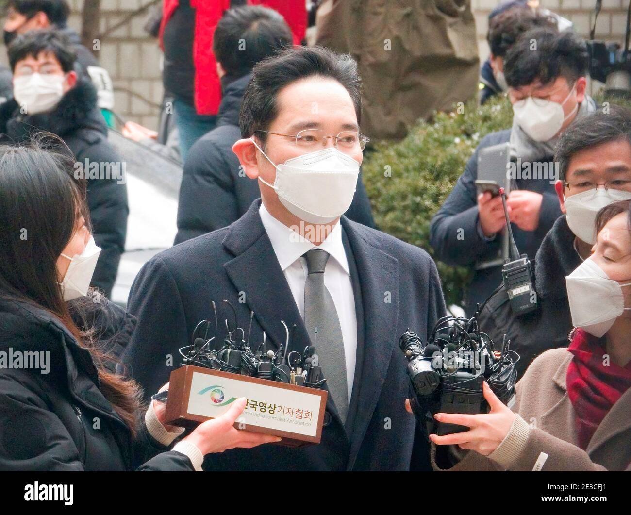 Seoul, Südkorea. Januar 2021. Lee Jae-Yong oder Jay Y Lee (C, 52), stellvertretender Vorsitzender von Samsung Electronics, trifft am Obersten Gerichtshof von Seoul ein, um an einer Anhörung zur Verurteilung teilzunehmen. Das Oberste Gericht in Seoul verurteilte den Samsung-Erben am Montag in einem erneuten Verfahren gegen einen Bestechungsfall, an dem der ehemalige südkoreanische Präsident Park Geun-Hye beteiligt war, zu zweieinhalb Jahren Gefängnis und befahl ihm, ins Gefängnis zurückzukehren. Kredit: SOPA Images Limited/Alamy Live Nachrichten Stockfoto