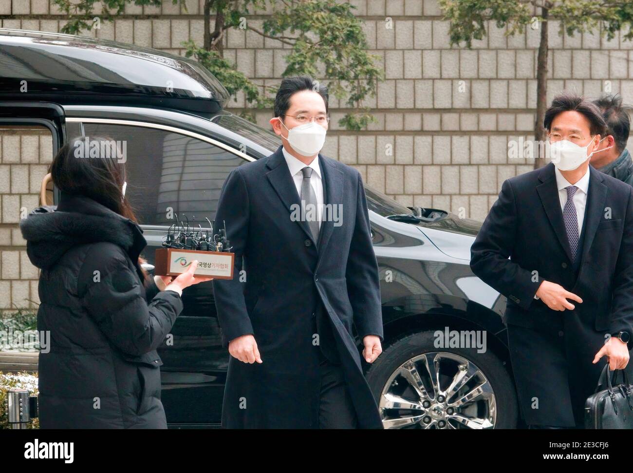 Seoul, Südkorea. Januar 2021. Lee Jae-Yong oder Jay Y Lee (C, 52), stellvertretender Vorsitzender von Samsung Electronics, trifft am Obersten Gerichtshof von Seoul ein, um an einer Anhörung zur Verurteilung teilzunehmen. Das Oberste Gericht in Seoul verurteilte den Samsung-Erben am Montag in einem erneuten Verfahren gegen einen Bestechungsfall, an dem der ehemalige südkoreanische Präsident Park Geun-Hye beteiligt war, zu zweieinhalb Jahren Gefängnis und befahl ihm, ins Gefängnis zurückzukehren. Kredit: SOPA Images Limited/Alamy Live Nachrichten Stockfoto