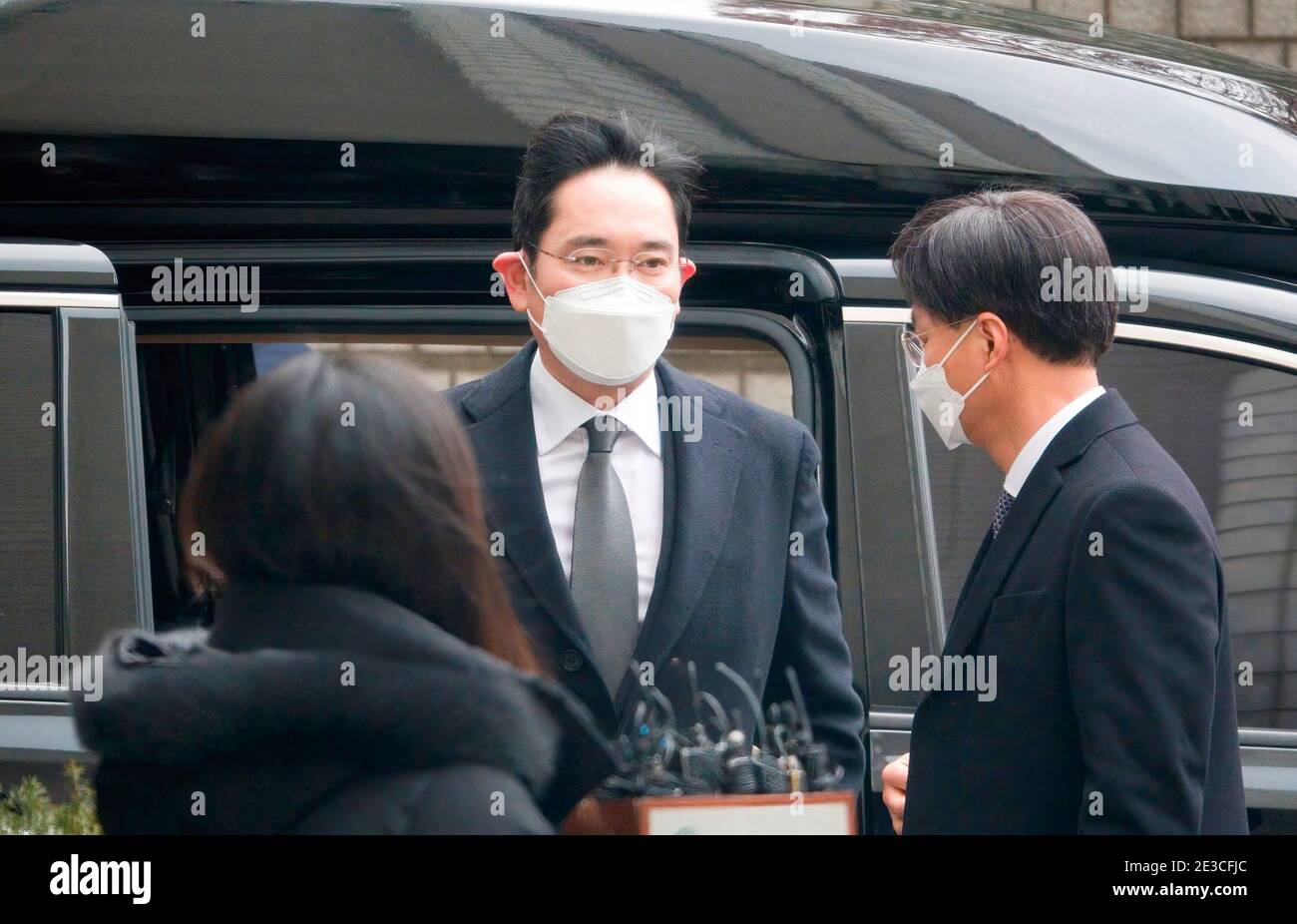 Seoul, Südkorea. Januar 2021. Lee Jae-Yong oder Jay Y Lee (52), stellvertretender Vorsitzender von Samsung Electronics, kommen vor das hohe Gericht in Seoul, um an einer Urteilsverhandlung teilzunehmen. Das Oberste Gericht in Seoul verurteilte den Samsung-Erben am Montag in einem erneuten Verfahren gegen einen Bestechungsfall, an dem der ehemalige südkoreanische Präsident Park Geun-Hye beteiligt war, zu zweieinhalb Jahren Gefängnis und befahl ihm, ins Gefängnis zurückzukehren. Kredit: SOPA Images Limited/Alamy Live Nachrichten Stockfoto