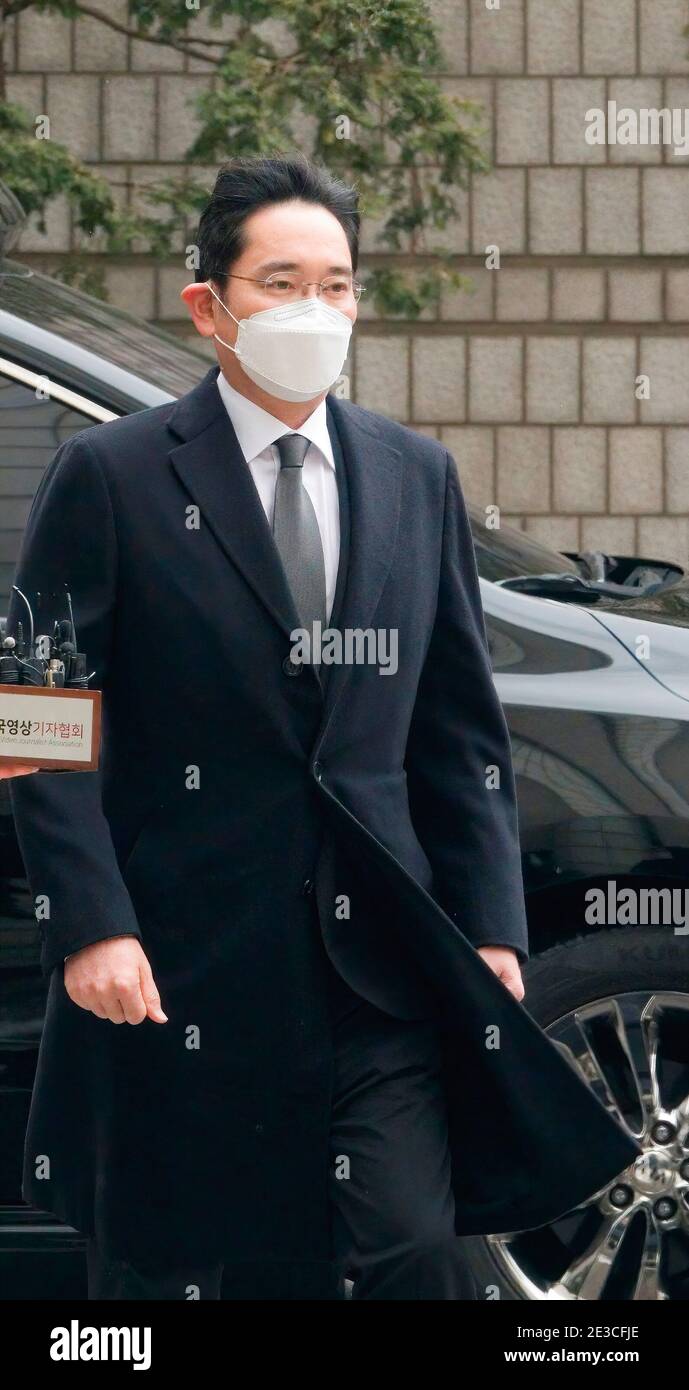 Seoul, Südkorea. Januar 2021. Lee Jae-Yong oder Jay Y Lee (52), stellvertretender Vorsitzender von Samsung Electronics, kommen vor das hohe Gericht in Seoul, um an einer Urteilsverhandlung teilzunehmen. Das Oberste Gericht in Seoul verurteilte den Samsung-Erben am Montag in einem erneuten Verfahren gegen einen Bestechungsfall, an dem der ehemalige südkoreanische Präsident Park Geun-Hye beteiligt war, zu zweieinhalb Jahren Gefängnis und befahl ihm, ins Gefängnis zurückzukehren. Kredit: SOPA Images Limited/Alamy Live Nachrichten Stockfoto