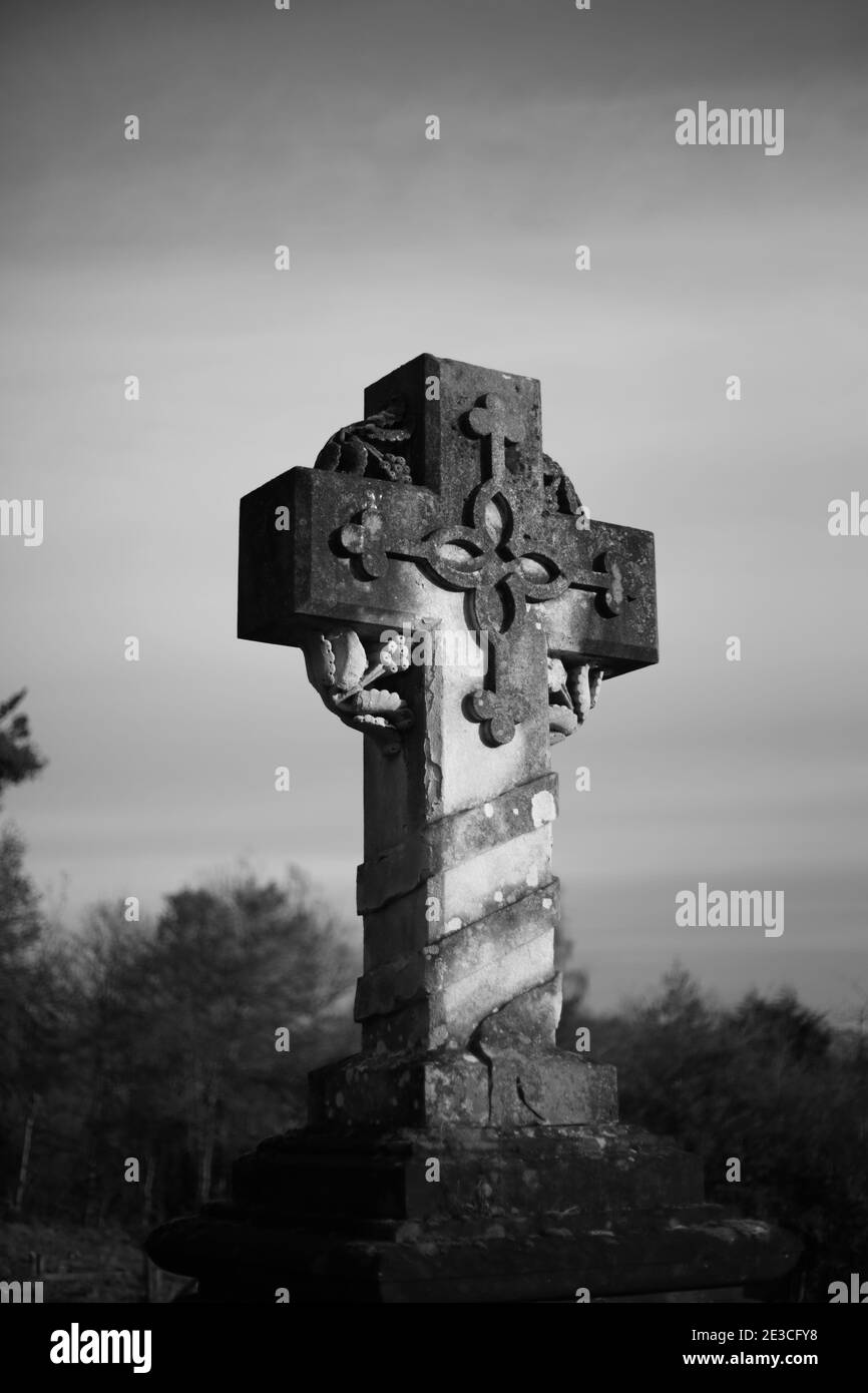 Steinkreuz in einem englischen Friedhof. Stockfoto