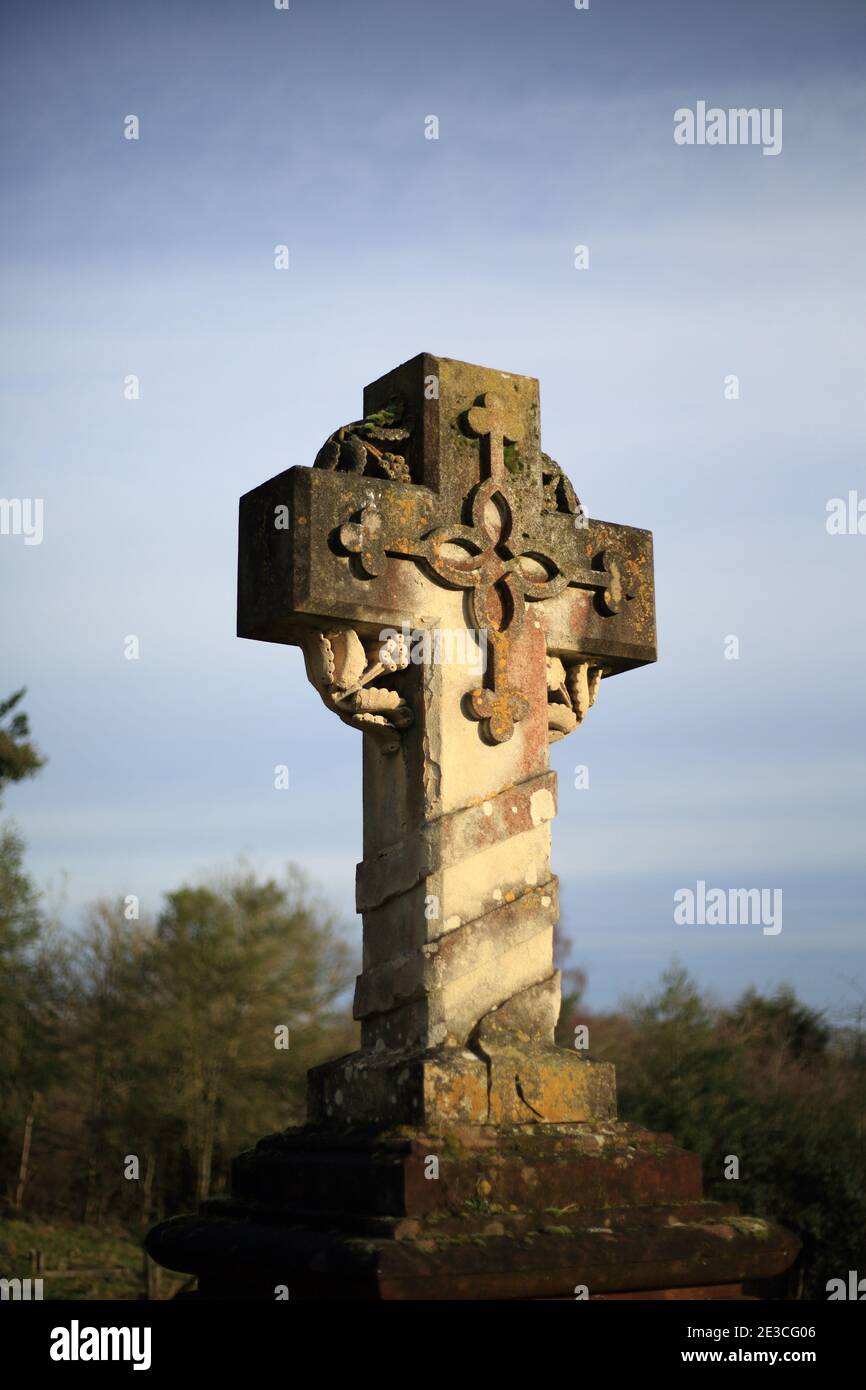 Steinkreuz in einem englischen Friedhof. Stockfoto