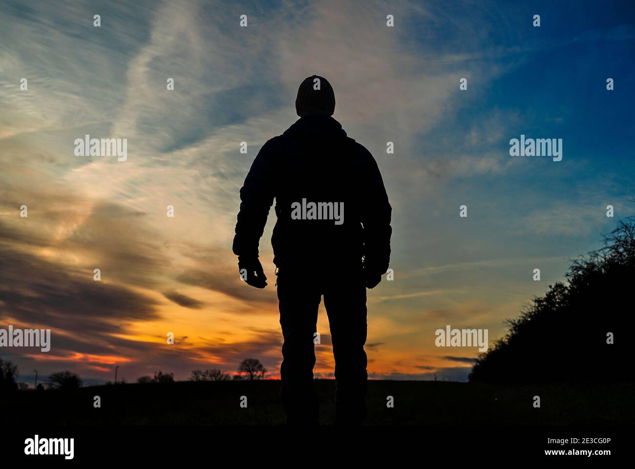 Rückansicht Silhouette eines Mannes bei Sonnenaufgang Stockfoto