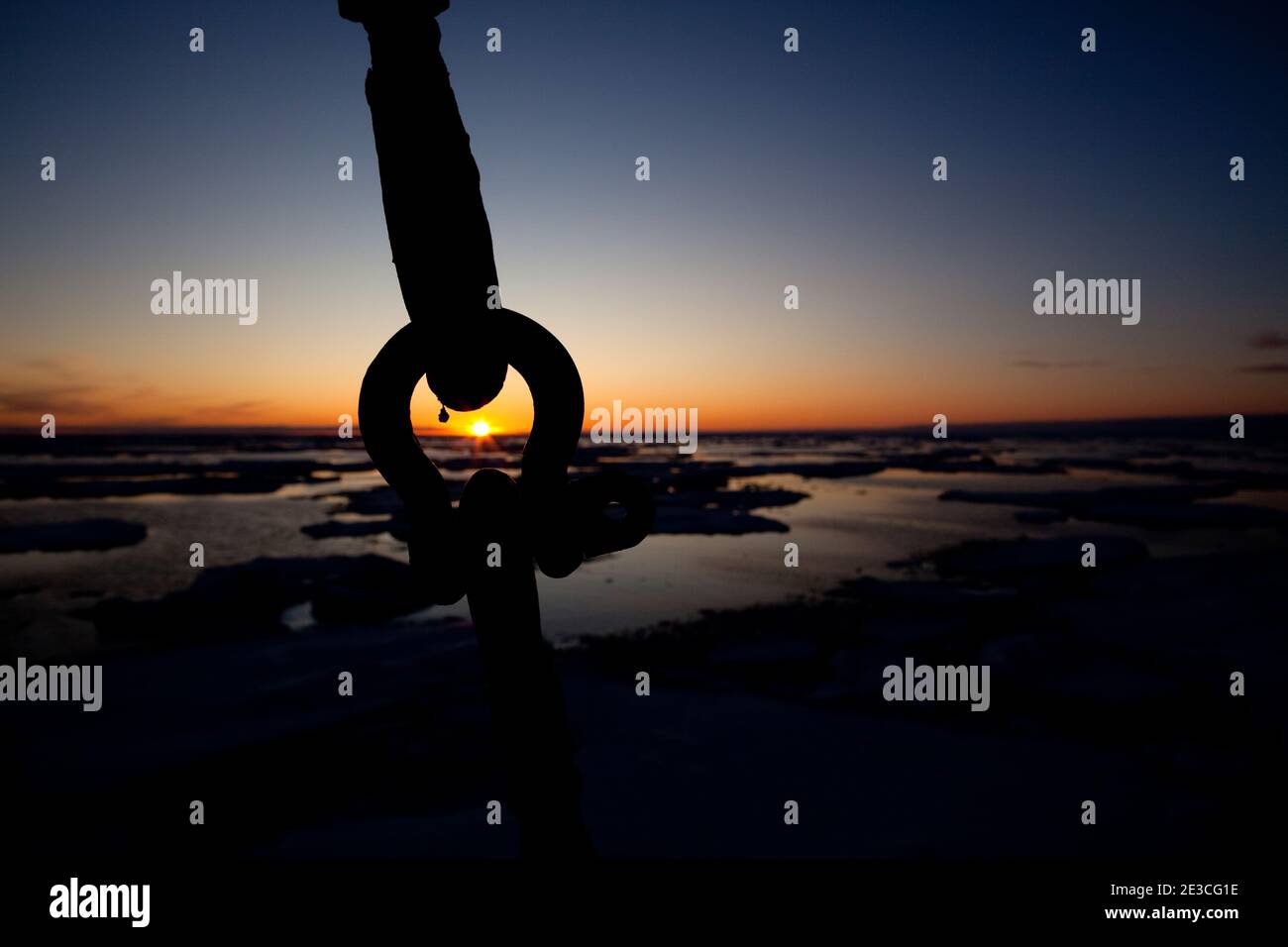 Sonnenuntergang durch eine Fessel an Bord des Greenpeace-Schiffes Arctic Sunrise, inmitten des arktischen Meereises, Fram Strait, zwischen Grönland und Spitzbergen, Septembe Stockfoto