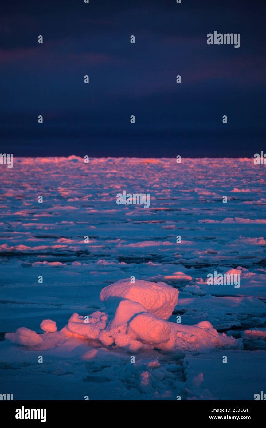 Sonnenuntergang auf dem arktischen Meereis, Fram Strait, zwischen Grönland und Spitzbergen, September 2009. Im August 2012 erreichte das arktische Meereis ein Rekordminimum - das wird Stockfoto
