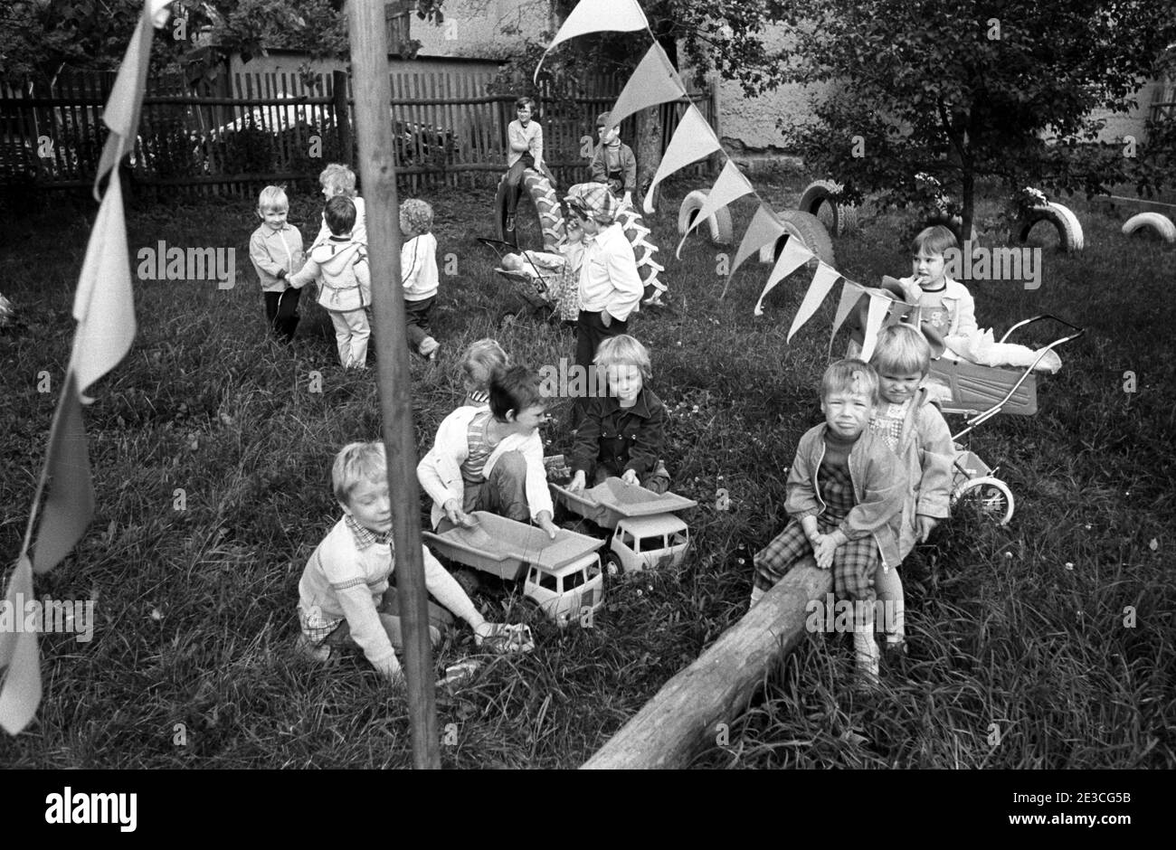 30. November 1983, Sachsen, Brinnis: Kindergartenkinder spielen im Sommer 1984 im Garten ihres Dorfkindergartens. Genaues Aufnahmedatum nicht bekannt. Foto: Volkmar Heinz/dpa-Zentralbild/ZB Stockfoto