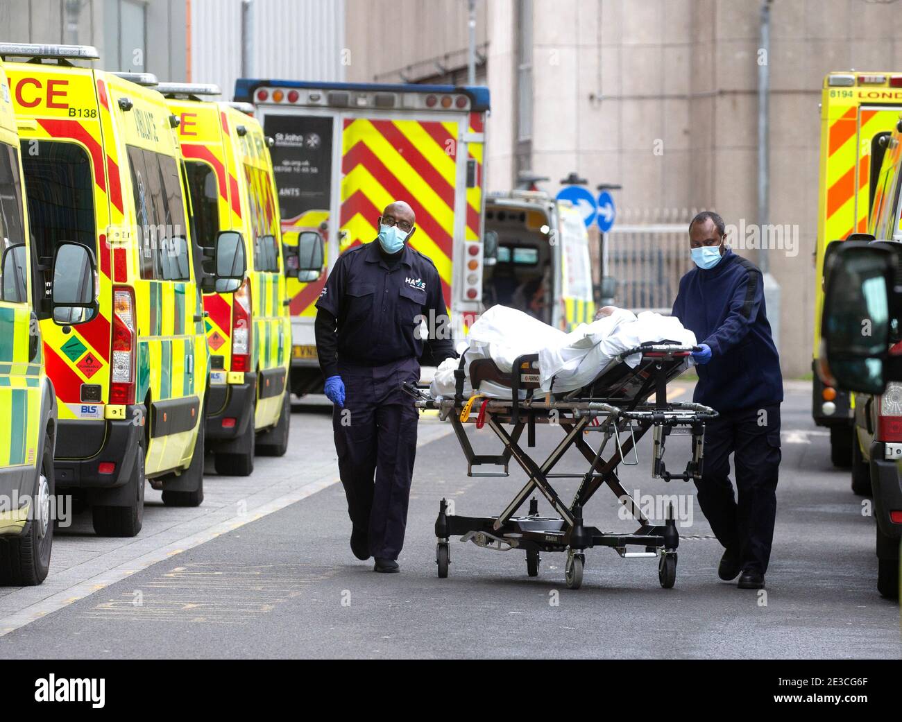 London, Großbritannien. Januar 2021. Patienten, die im Royal London Hospital ankommen. Der NHS ist unter starkem Stress mit der Covid-Pandemie und der üblichen zusätzlichen Arbeitsbelastung während der Wintermonate. Kredit: Mark Thomas/Alamy Live Nachrichten Stockfoto