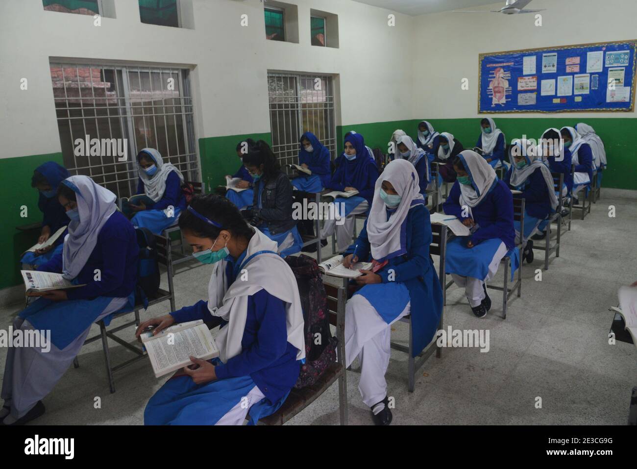 Pakistanische Schüler tragen Gesichtsmasken, um ihren ersten Schultag mit SOP,s, an der Govt kinnaird High School in Lahore zu besuchen Stockfoto