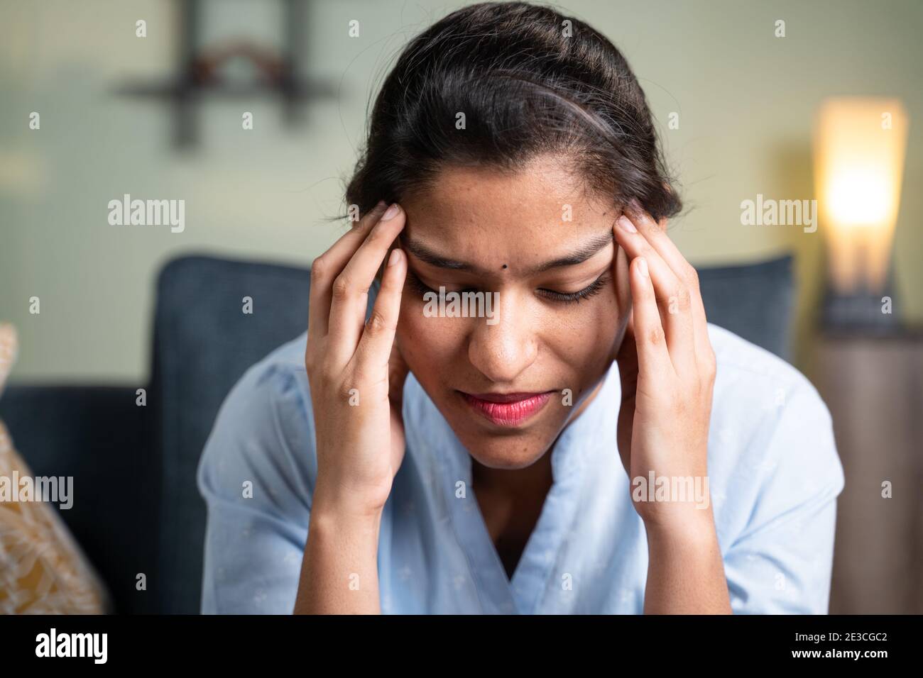 Kopfschuss von jungen Geschäftsmädchen leiden unter Kopfschmerzen - Konzept von Stress, Arbeitsdruck und Beziehungsprobleme Stockfoto