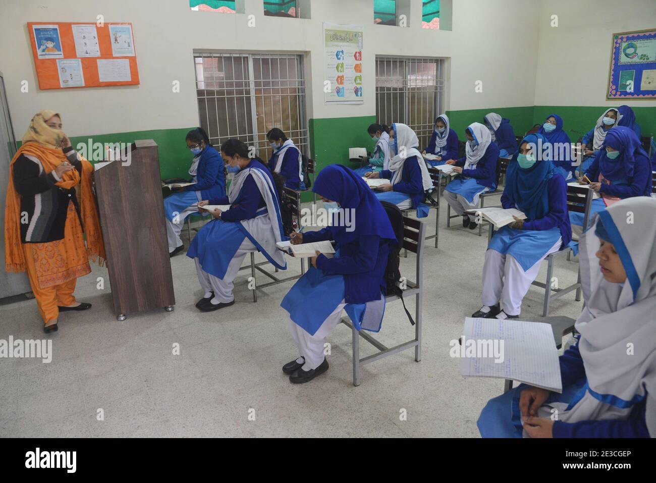 Pakistanische Schüler tragen Gesichtsmasken, um ihren ersten Schultag mit SOP,s, an der Govt kinnaird High School in Lahore zu besuchen Stockfoto