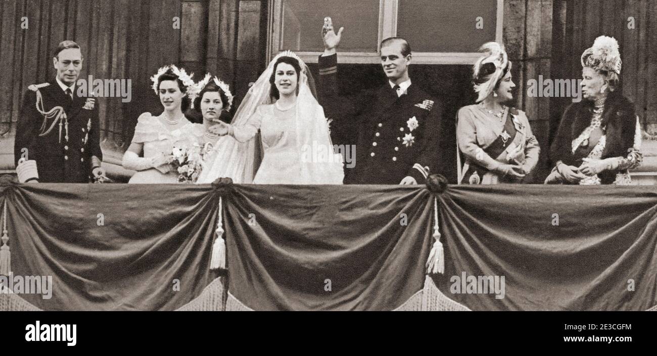 EDITORIAL NUR der Hochzeitstag von Prinzessin Elizabeth von York und Prinz Philip, Herzog von Edinburgh, 1947, sind sie hier auf dem Balkon des Buckingham Palace zu sehen. Ganz links ist Elisabeths Vater George VI, Albert Frederick Arthur George,1895 –1952. König des Vereinigten Königreichs und die Dominions des Britischen Commonwealth, ganz rechts die Königin Elizabeth, die Königin Mutter und Königin Mary, die Mutter von George VI. Elizabeth Angela Marguerite Bowes-Lyon, 1900 – 2002. Ehefrau von König Georg VI. Und Mutter von Königin Elizabeth II. Maria von Teck, 1867 – 1953. Königin des Vereinigten Königreichs Stockfoto