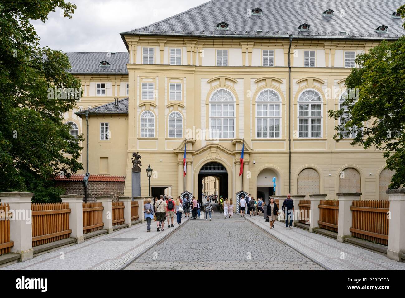 Prag, Tschechische Republik - 25. Juli 2017: Touristen in der Prager Burg, eine Burganlage in Prag, Tschechische Republik. Der offizielle Sitz des Präsidenten der Stockfoto