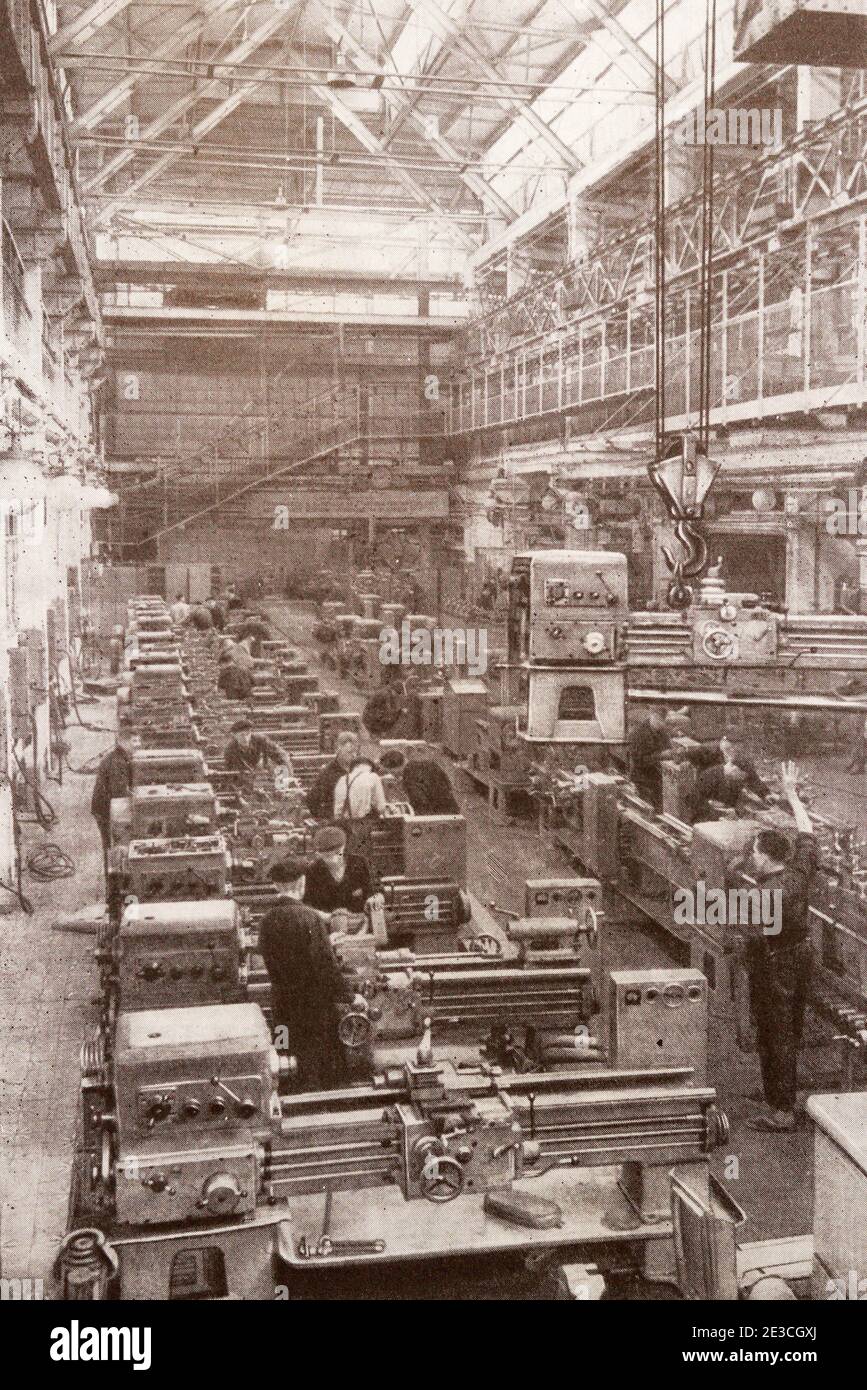 Montage von Drehmaschinen zum Schneiden von Schrauben im Werk Krasny Proletary in den 1960er Jahren. Stockfoto