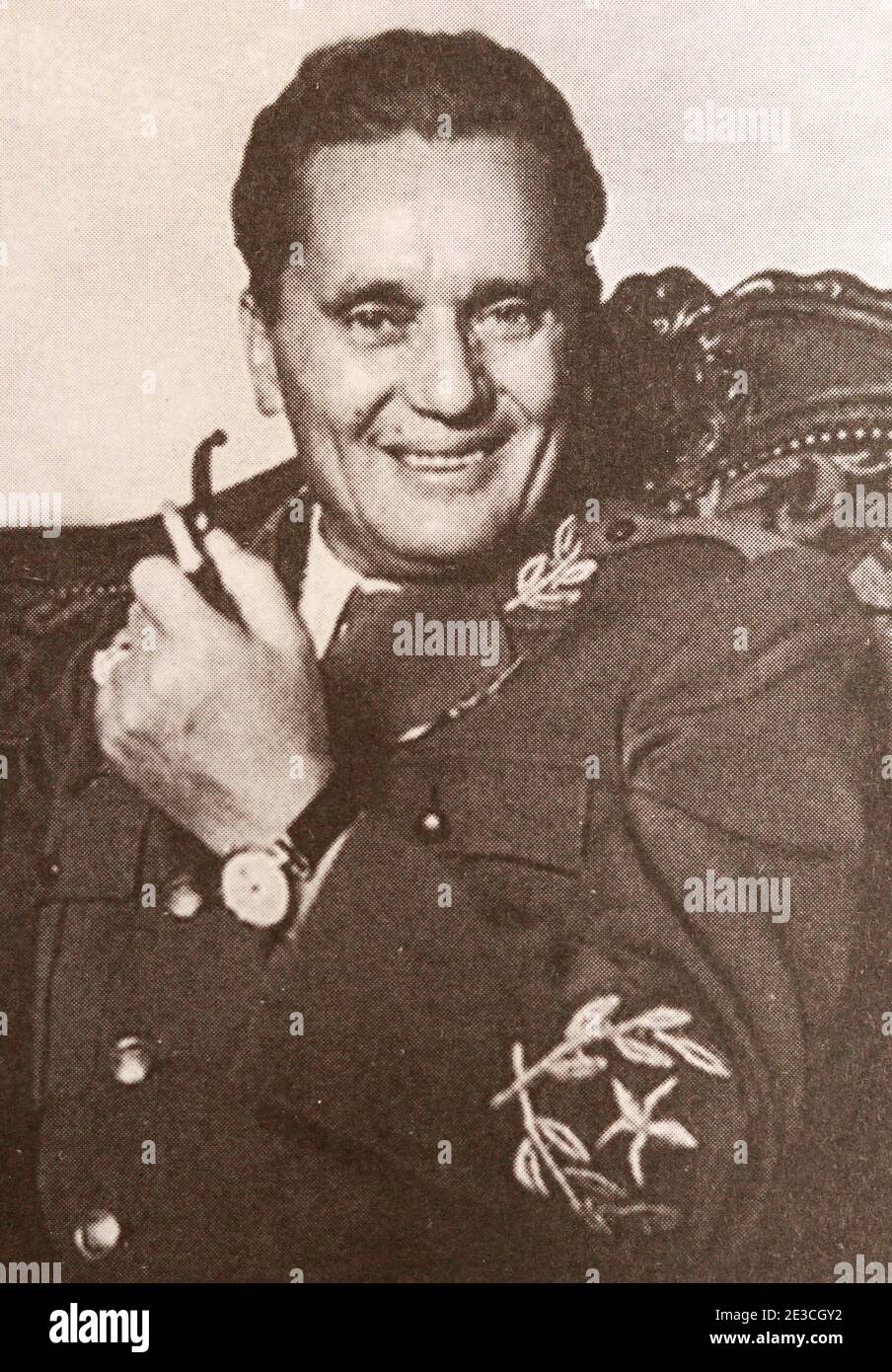 Josip Broz Tito. Josip Broz Tito war ein jugoslawischer kommunistischer Revolutionär und Staatsmann, der von 1943 bis zu seinem Tod 1980 in verschiedenen Rollen diente. Während des Zweiten Weltkriegs war er der Führer der Partisanen, die oft als die effektivste Widerstandsbewegung im besetzten Europa angesehen wurden. Vom 14. Januar 1953 bis zu seinem Tod am 4. Mai 1980 war er Präsident der Sozialistischen Bundesrepublik Jugoslawien. Stockfoto
