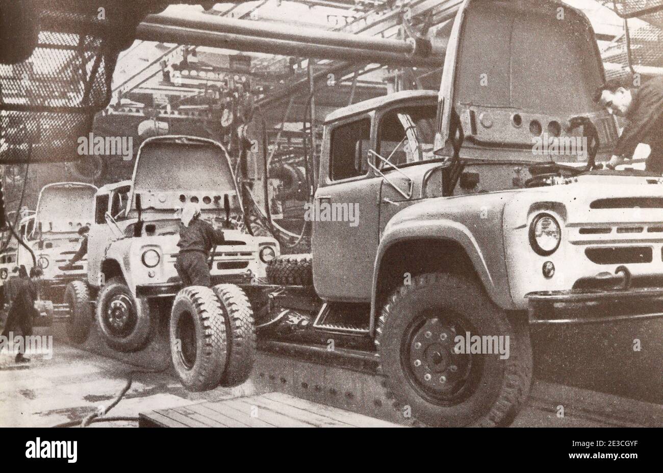 Die Montagelinie der ZIL-130-Lkw im Jahr 1965. Stockfoto
