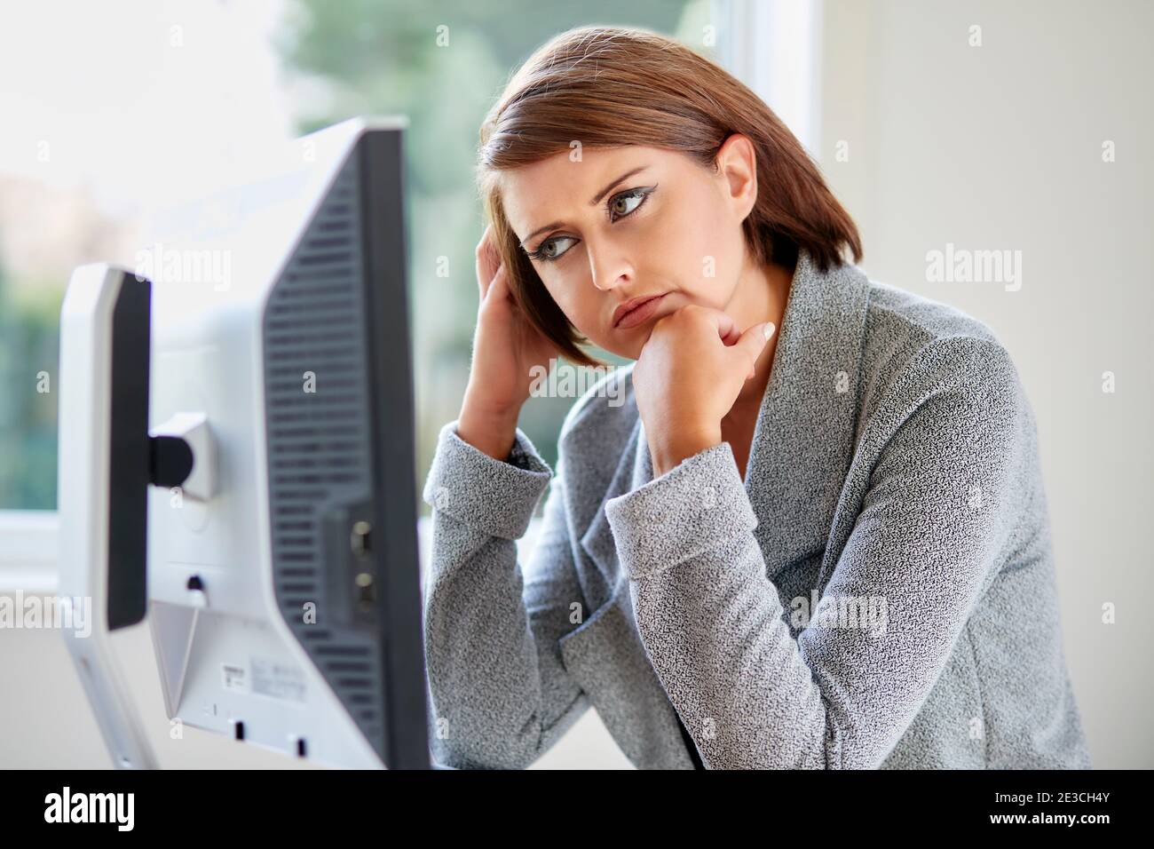 Gestresste Frau bei der Arbeit Stockfoto