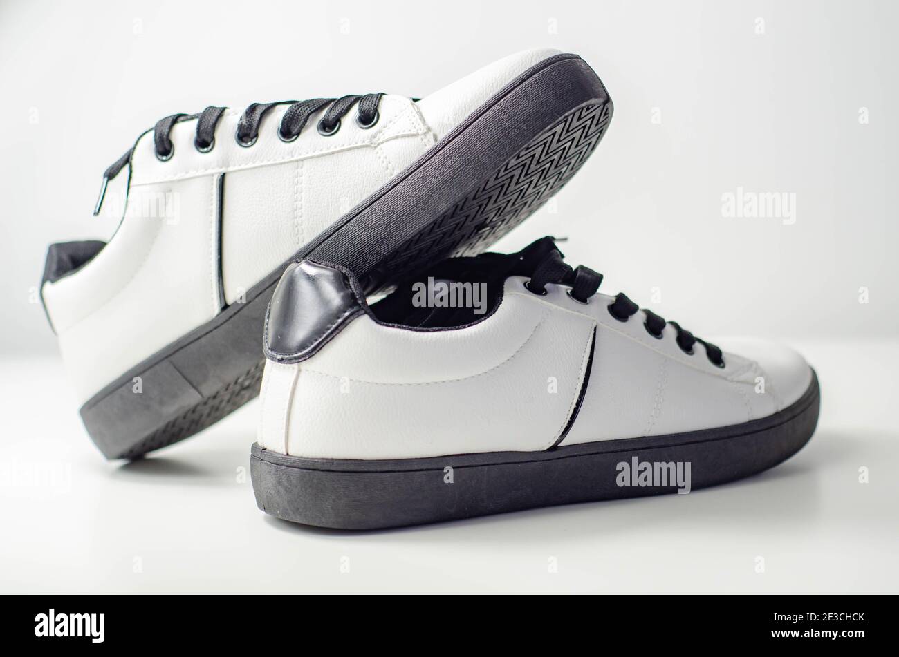 Weiße Sneakers mit schwarzen Schnürsenkeln, klassische Sportschuhe,  lässiger Style Stockfotografie - Alamy