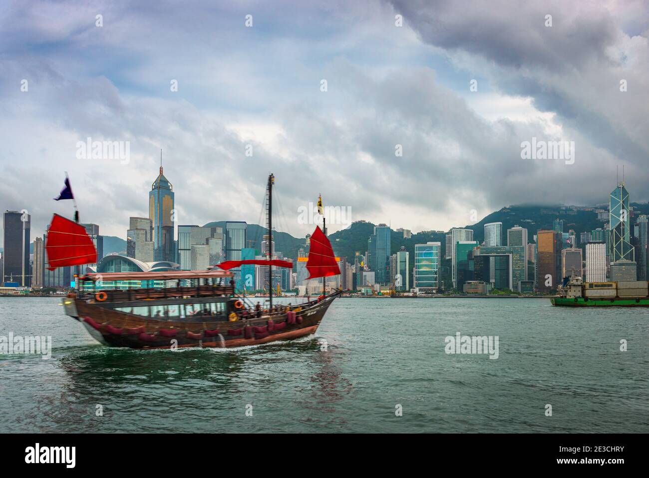 Hongkong, China Stadtbild in der Innenstadt vom Hafen in der Abenddämmerung. Stockfoto