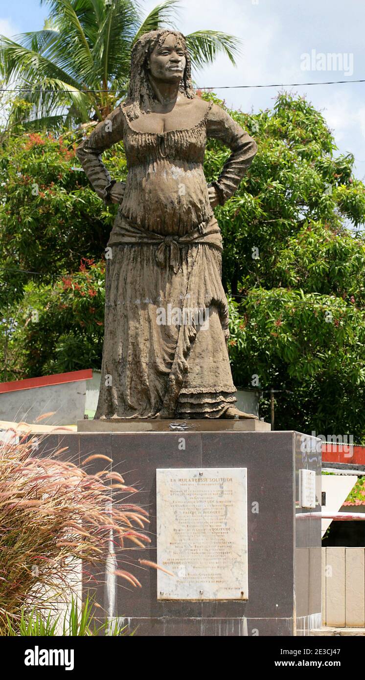 Guadeloupe, Les Abymes: La Mulatresse Solitude ("Weibliche Mulatto"), Statue einer historischen Figur und Heldin im Kampf gegen die Sklaverei auf Französisch Gu Stockfoto