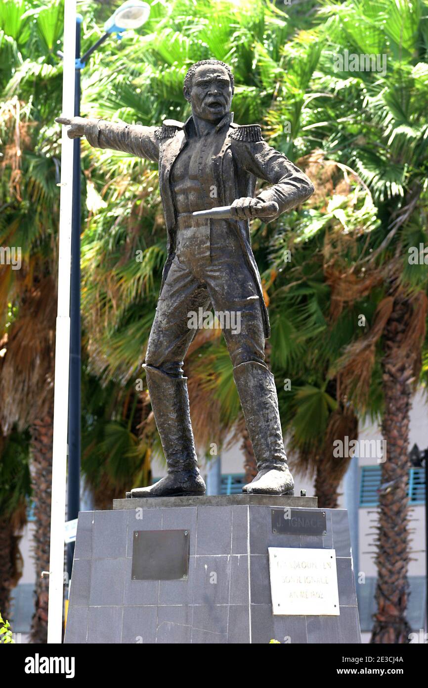 Guadeloupe, Les Abymes: Statue des Bildhauers Jacky Poulier auf dem Boulevard des Heros, die Joseph Ignace, ein früher Gegner der Sklaverei und ein Stockfoto