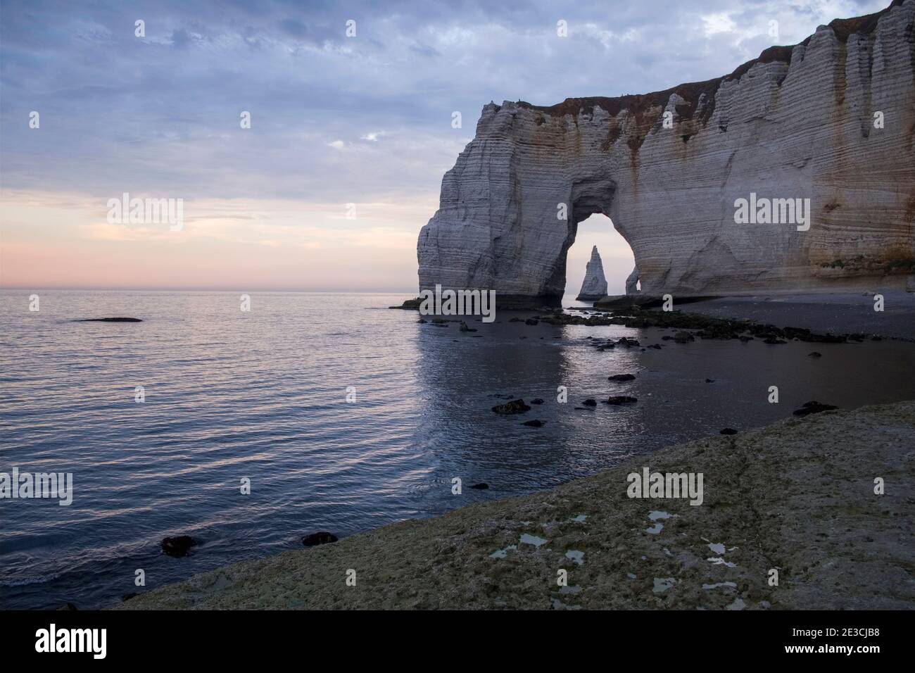 Die Klippen von Etretat (Nordfrankreich): Der ÒManneporteÓ-Meeresschornstein und der ÒAiguilleÓ-Felsen entlang der Küste von Òcote d'AlbatreÓ (Alabasterküste) Stockfoto