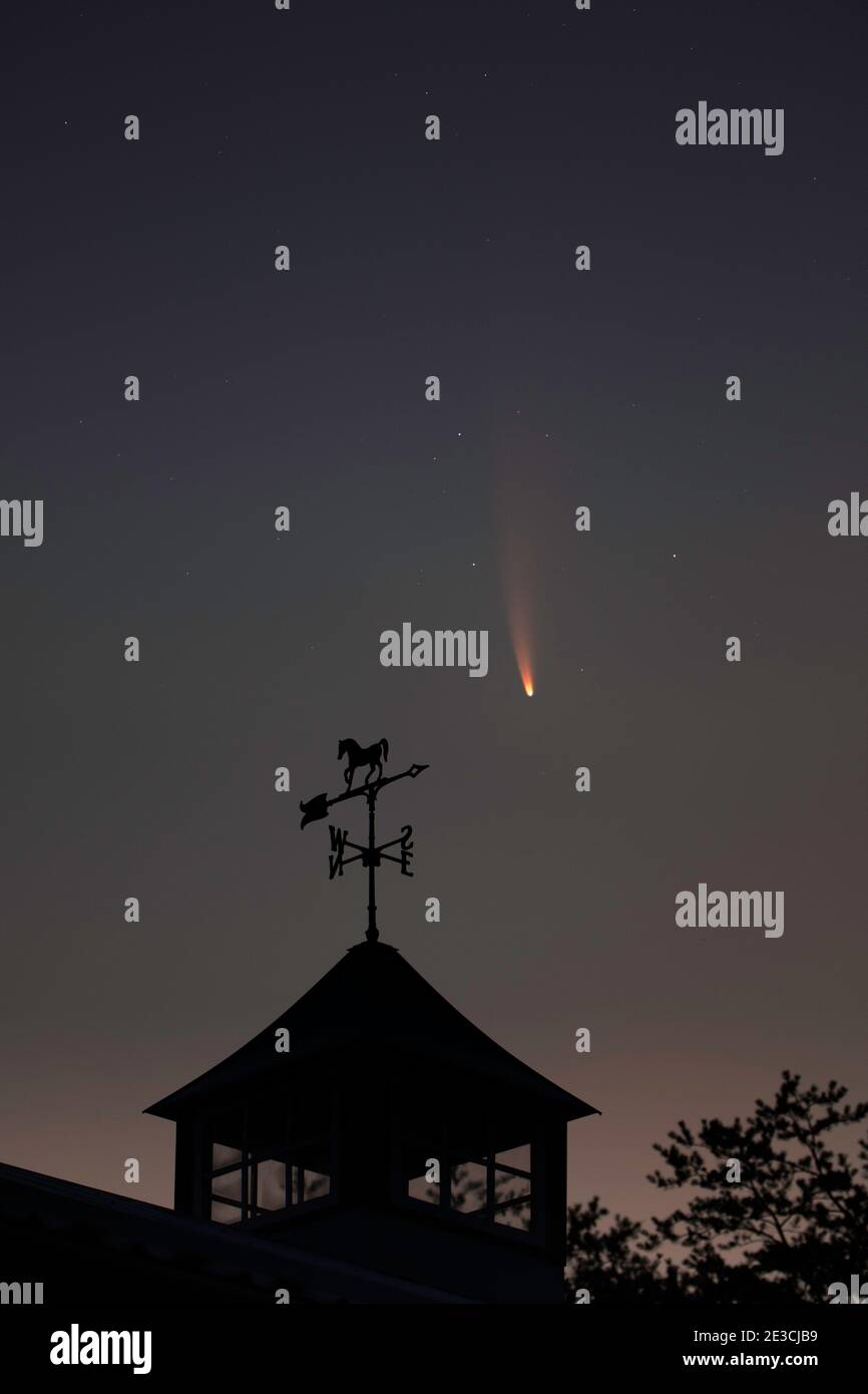 2020er Komet NEOWISE über der Wetterfahne auf einer alten Scheune im Morgenhimmel des Juli. Stockfoto