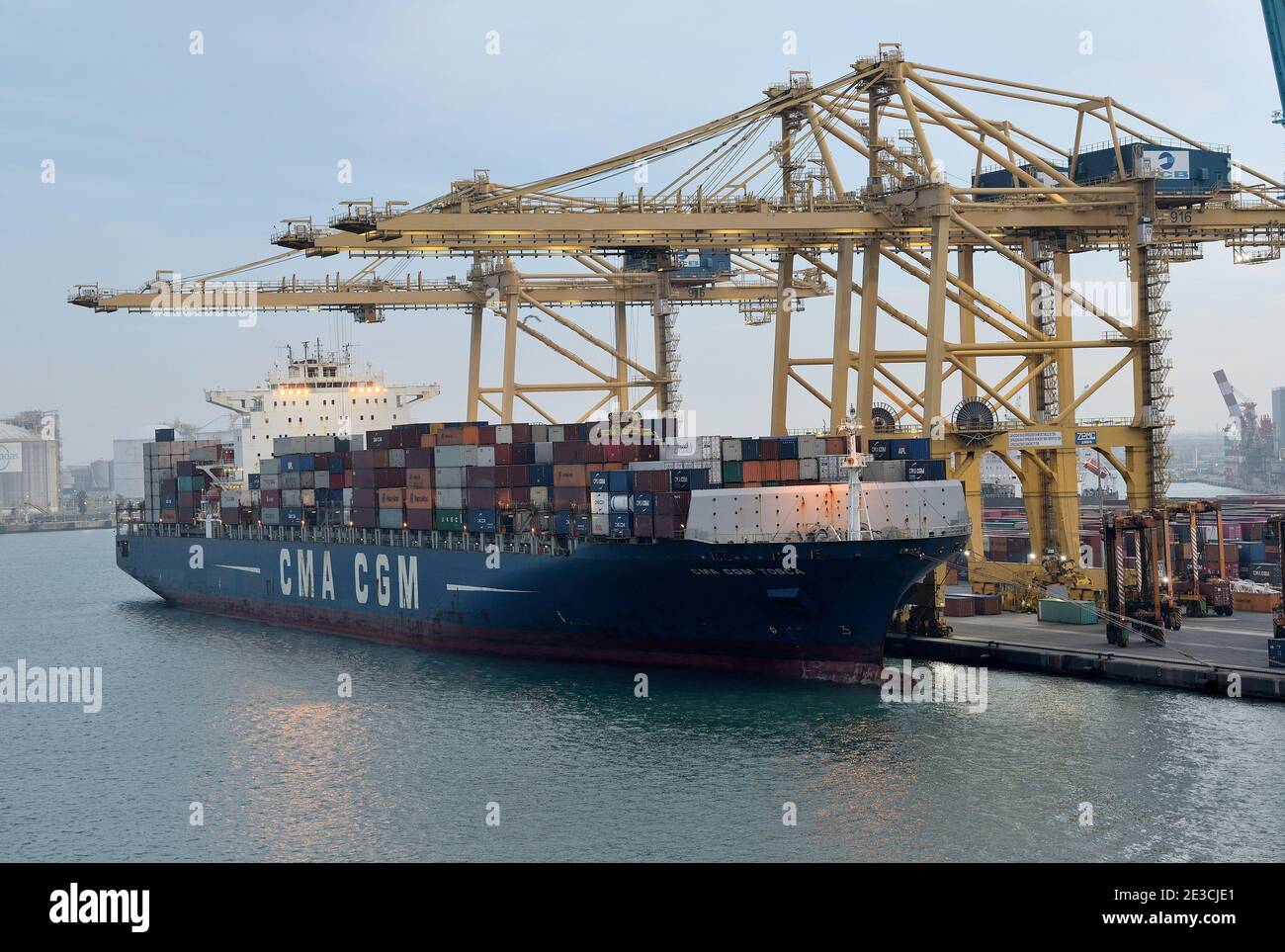 Containerschiff im Hafen von Barcelona, Spanien. CMA CGM Tosca Containerschiff und Hafenkrane Stockfoto
