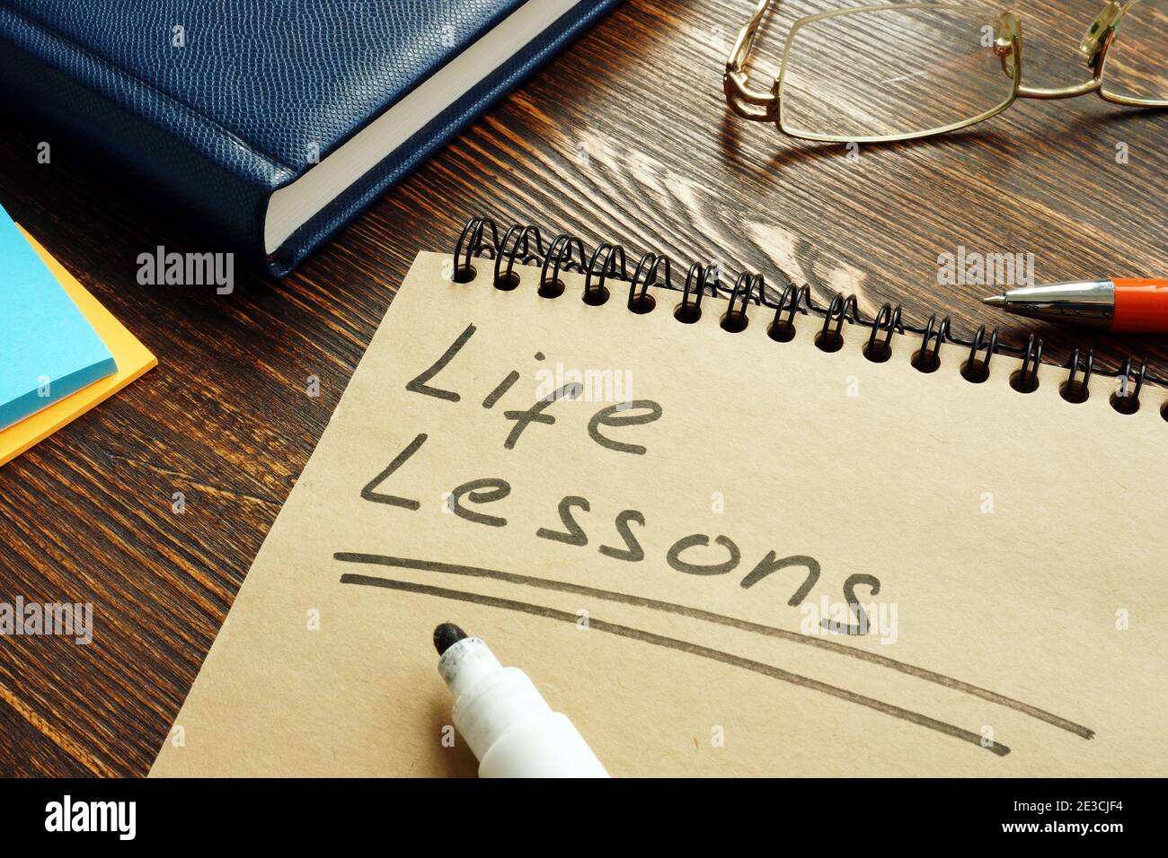 Life lessons handgeschrieben auf der Seite und Brille. Stockfoto