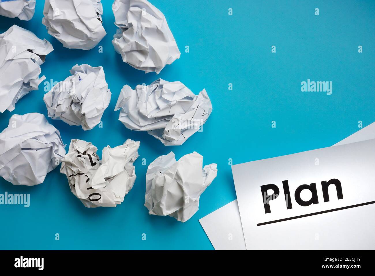 Plan und Papierkugeln als Symbol für Erfolg und Misserfolg. Stockfoto