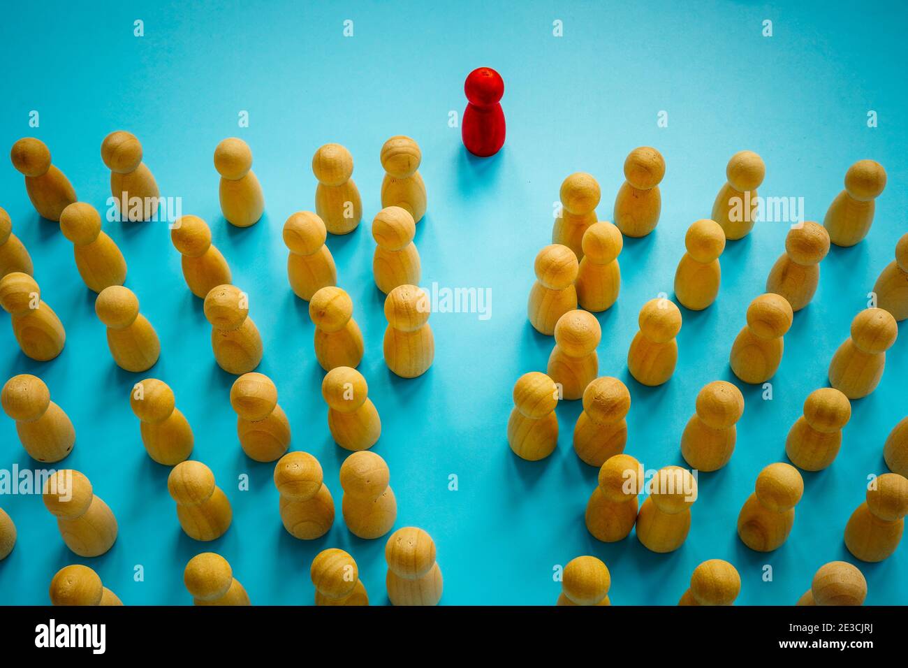 Die rote Figur bewegt sich durch die Menge. Seien Sie ein anderes und einzigartiges Führungskonzept. Stockfoto