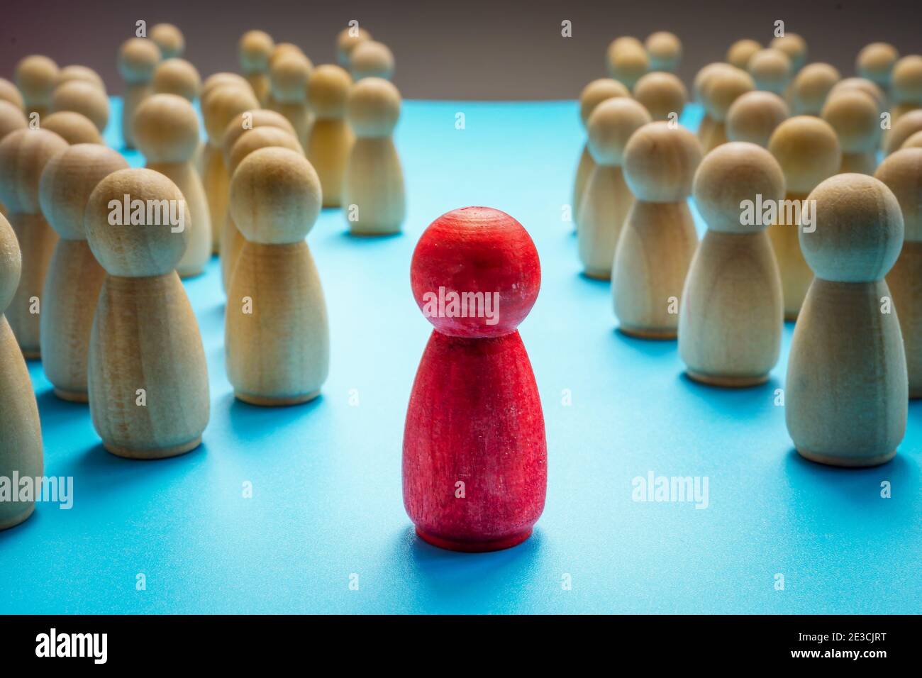Rote Figur heben sich von der Masse und Führer Konzept. Stockfoto