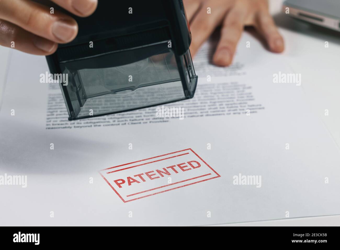 Legen Sie einen patentierten Stempel auf Dokument. Schutz des geistigen Eigentums Stockfoto